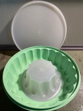 Tupperware Light Green Jel-Ring Mold with Lid vintage